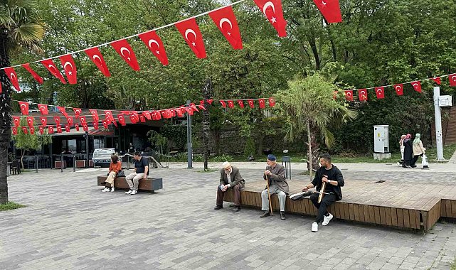 Sıcak havayı görenler sahil kenarına akın etti