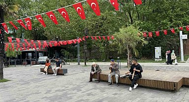Sıcak havayı görenler sahil kenarına akın etti