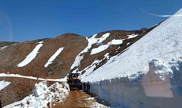 Siirt'te kaya parçaları ve kar yolları kapattı, ekiplerin çalışmaları sonucu yol ulaşıma açıldı