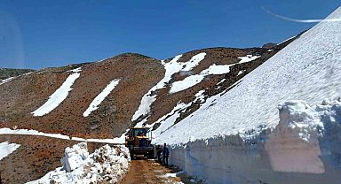 Siirt'te kaya parçaları ve kar yolları kapattı, ekiplerin çalışmaları sonucu yol ulaşıma açıldı