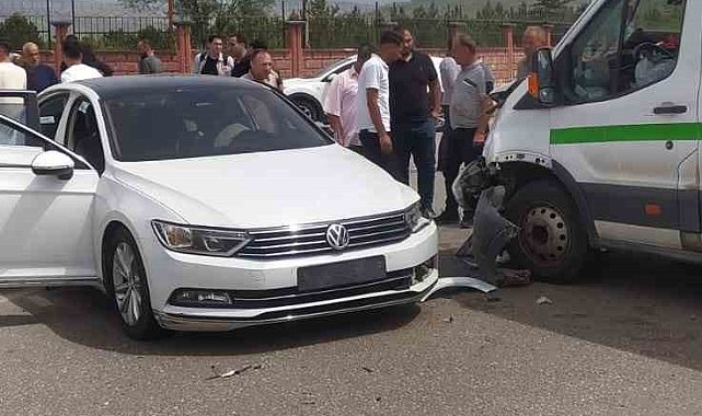 Siirt'te otomobil ile minibüs çarpıştı: 7 yaralı