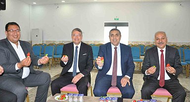 Silifke'de bayramlaşma programında şeker yerine çilek ve erik ikram edildi