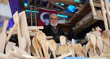 Şimşirden ürettiği kaşıklarla 68 yıldır geçimini sağlıyor