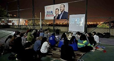 Sınavlar öncesi açık hava sinema etkinliği düzenlendi