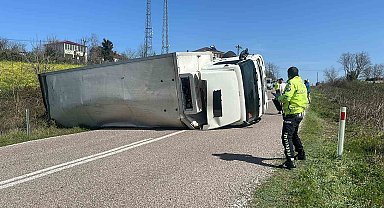 Sinop'ta devrilen kamyonun sürücüsü yaralandı