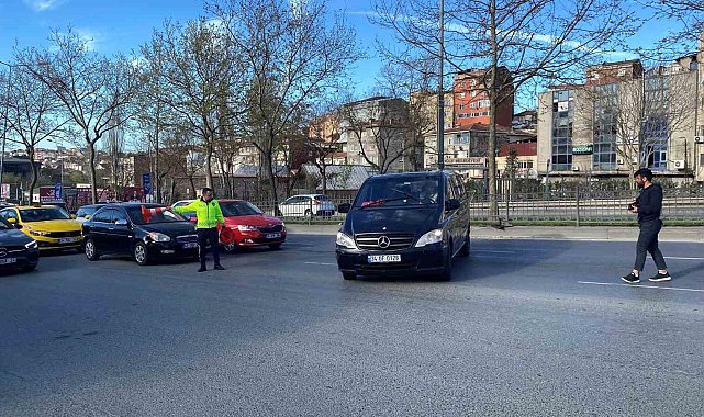 Şişli'de inanılmaz kaza kamerada: İki küçük kardeş el frenini indirdi, kayan araç kaza yaparak caddeye çıktı