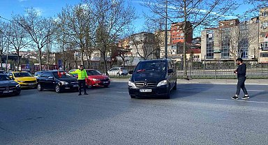 Şişli'de inanılmaz kaza kamerada: İki küçük kardeş el frenini indirdi, kayan araç kaza yaparak caddeye çıktı