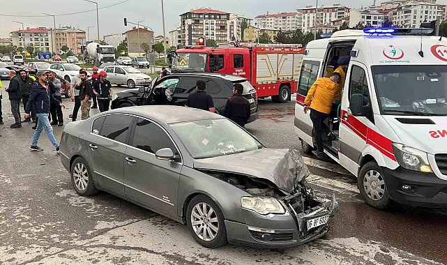 Sivas'ta 3 araç çarpıştı: 3 yaralı
