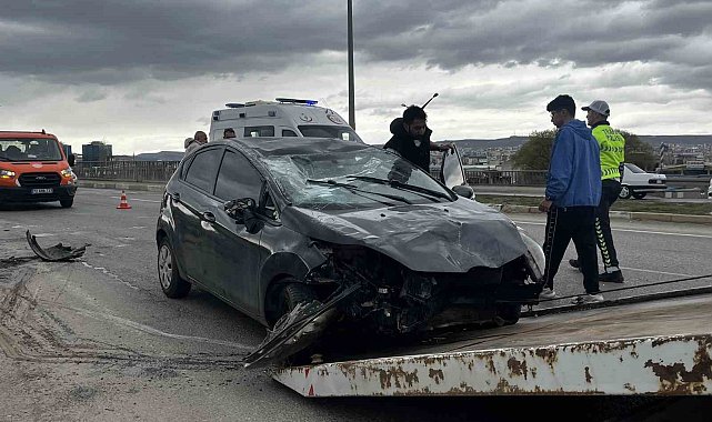 Sivas'ta otomobiller çarpıştı: 3 yaralı