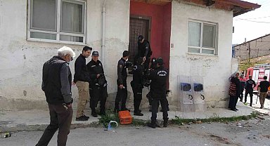 Şizofreni hastası adam evde ne varsa sokağa atıp, havalı tabancayla ateş açtı