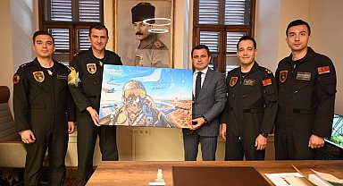 SOLOTÜRK pilotlarından Alan Başkanı Kaşdemir'e, Şehitler Abidesi yakınında havada çekilmiş imzalı fotoğraf