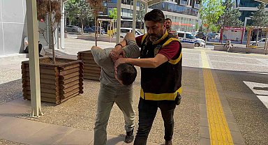 Soyduğu evde polisle birlikte mahsur kalan azılı hırsız tutuklandı
