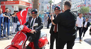 Sözünü tutan CHP Lideri Özel, büyükşehir belediyesine kırmızı motosikletle gitti