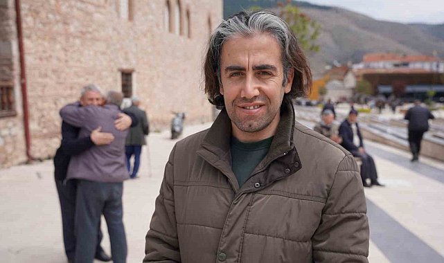 Spor muhabirinin saha kenarında üşüyen top toplayıcıya montunu vermesi beğeni topladı