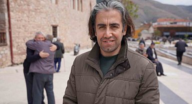 Spor muhabirinin saha kenarında üşüyen top toplayıcıya montunu vermesi beğeni topladı