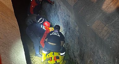 Sulama kanalına düşen sürücüyü itfaiye kurtardı