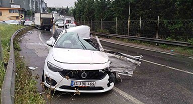 Sultanbeyli'de kamyon ile otomobil çarpıştı: 2 ölü, 4 yaralı