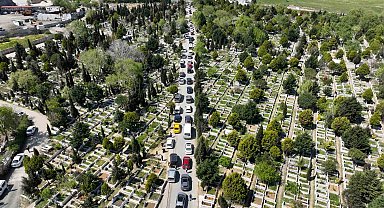 Sultangazi'de mezarlık yolunda uzun araç kuyruğu oluştu