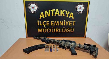 Şüphe üzerine durdurulan şahsın üzerinde ve aracında silah ele geçirildi