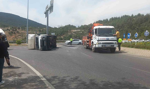 Sürücü virajı alamadı, yan yatan kamyonetteki 2 kişi yaralandı