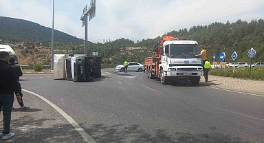 Sürücü virajı alamadı, yan yatan kamyonetteki 2 kişi yaralandı