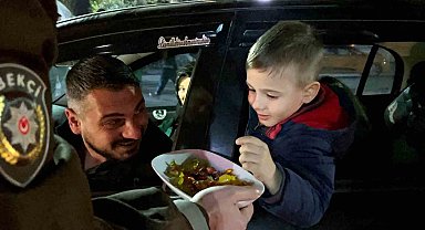 Sürücülere şeker ikramı yapan polise esnaftan baklava