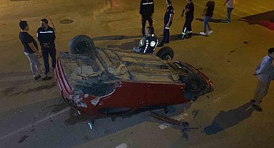 Takla atan otomobilden burunları bile kanamadan çıktılar