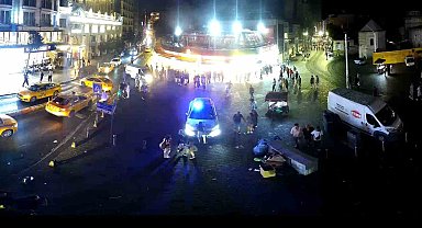 Taksim Meydanı'nda geçtiğimiz yaz meydana gelen olayın görüntüleri ortaya çıktı: Kadınlar polis otosuna saldırdı, karakolu birbirine kattı