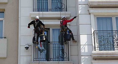 Taksim'de dağcıları andıran işçiler yürekleri ağza getirdi