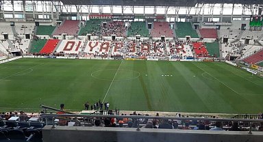 Taraftarlar maçtan 3 saat önce sahayı doldurmaya başladı