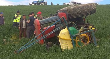 Tarlada ilaçlama yaparken devrilen traktörün altında kalan çiftçi hayatını kaybetti