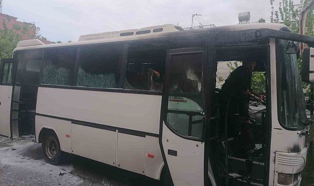 Tarsus'ta servis aracı yandı