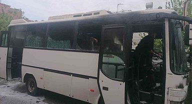 Tarsus'ta servis aracı yandı