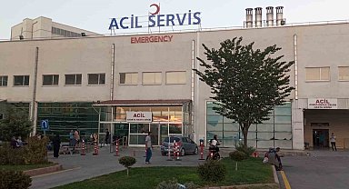 Tartıştığı 2 kişinin bıçaklı saldırısına uğrayan şahıs yaralandı