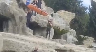 Tatil için Antalya'ya gelen turist yapay şelalenin tepesinde mahsur kaldı