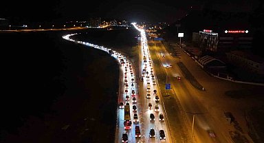 Tatilciler dönüş yolunda: 43 ilin geçiş noktasında kilometrelerce araç kuyruğu