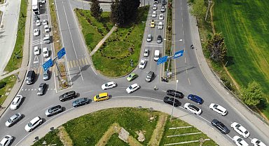 Tatilcilerin araç kuyruğunun sonu görünmüyor
