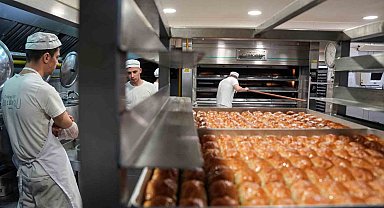 Tatlıcılar bayramda artan talebi karşılamak için çift vardiyalı mesaiye geçtiler