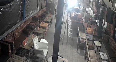 Tavandaki lambaları düzeltirken elektrik akımına kapılarak 4 metreden düştü, o anlar kameraya yansıdı