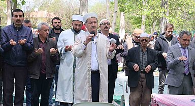 Tavas'ta yüzlere kişi yağmur duasına çıktı