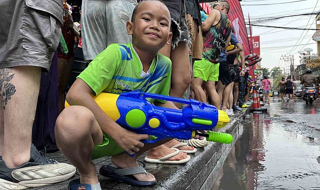 Tayland'da su festivali renkli görüntülerle başladı