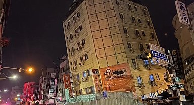 Tayvan'daki depremde bina yan yattı