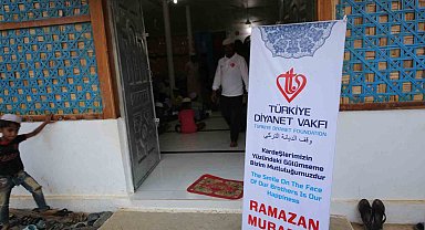 TDV, Bangladeş'te 10 bin kişilik iftar paketi dağıttı