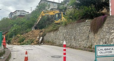 Tehlike arz eden taş duvar yenileniyor