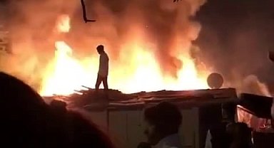Tek katlı ev alev topuna döndü, mahalleli sokağa döküldü
