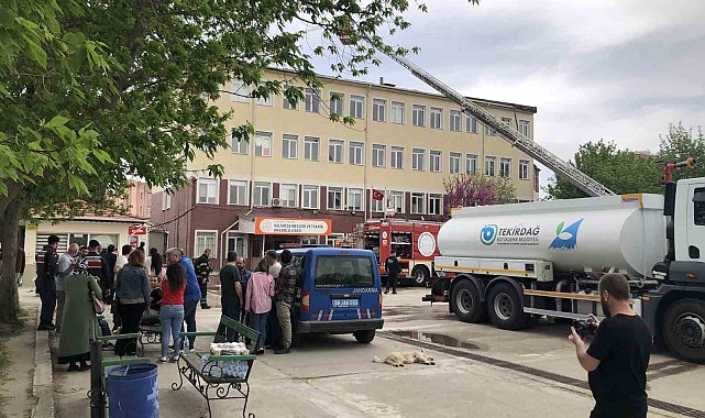 Tekirdağ'da okul çatısı alev alev yandı, öğrenciler tahliye edildi