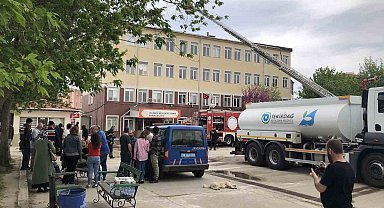 Tekirdağ'da okul çatısı alev alev yandı, öğrenciler tahliye edildi