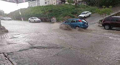 Tekirdağ'da şiddetli yağış sokakları dereye çevirdi
