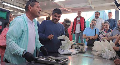 Teknelerle tutulan balıklar mezatlarda alıcıyla buluşuyor