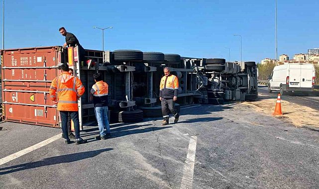 TEM bağlantı yolu Avcılar kavşağında tır devrildi: 1 yaralı